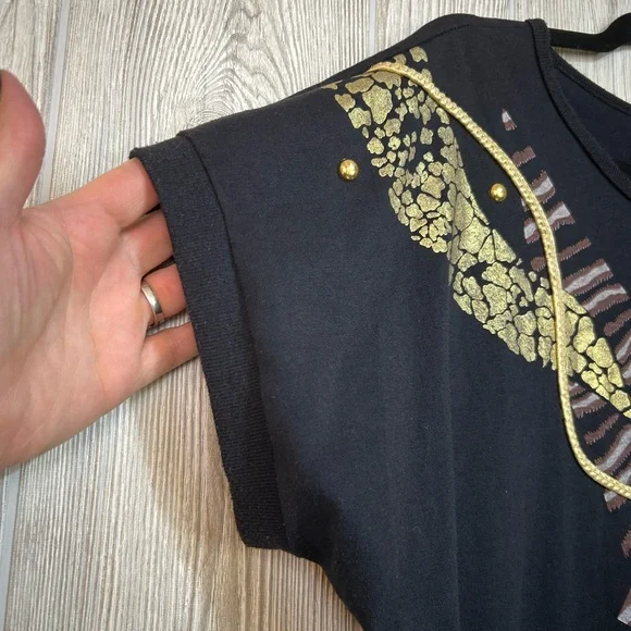 Vintage 80’s 90’s Black Graphic T-Shirt with Gold Accents M - Picture 5 of 11